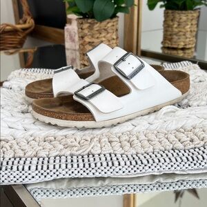Birkenstock Arizona White Sandals with Silver Buckles. Women’s 39 or 8.5
